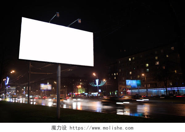 照明的空白色广告牌和夜晚的街道